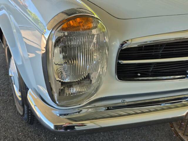 Mercedes-Benz 230 SL