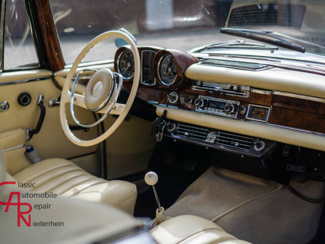 Mercedes-Benz 220 SE b