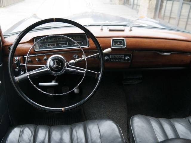 Mercedes-Benz 220 S