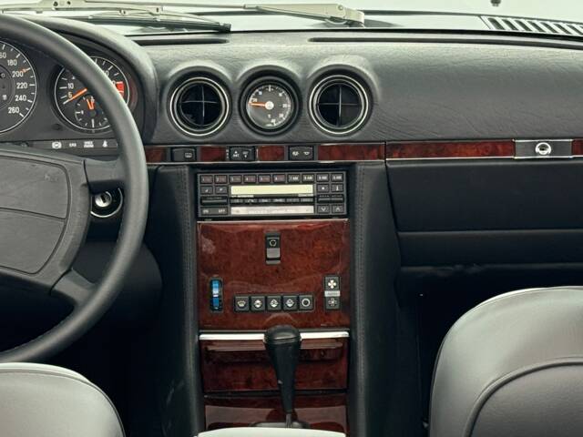 Mercedes-Benz 560 SL