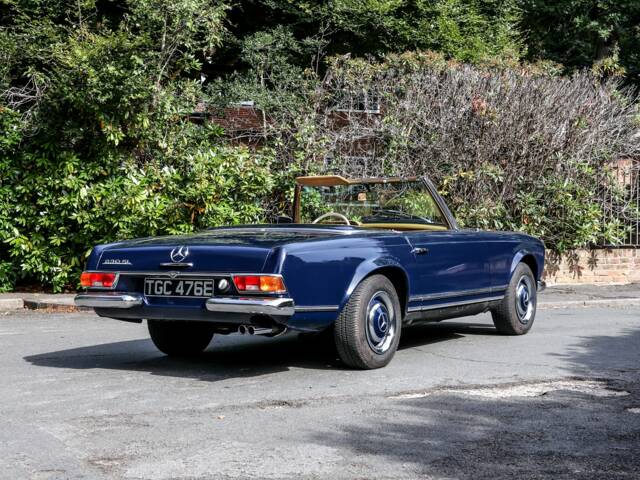 Mercedes-Benz 230 SL