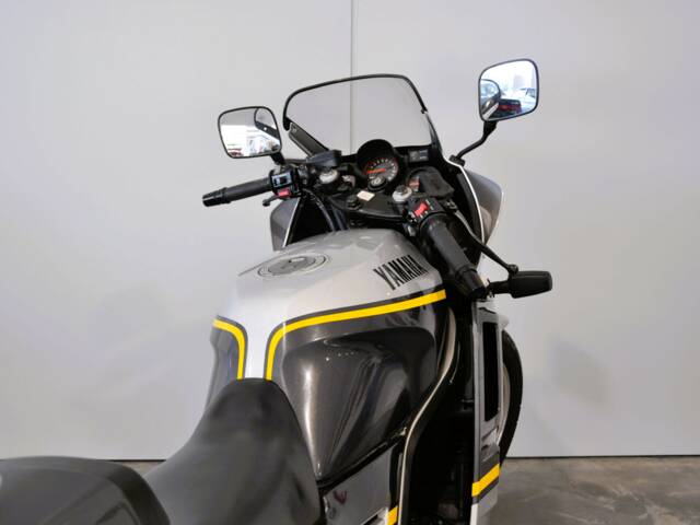 Yamaha FZ 750