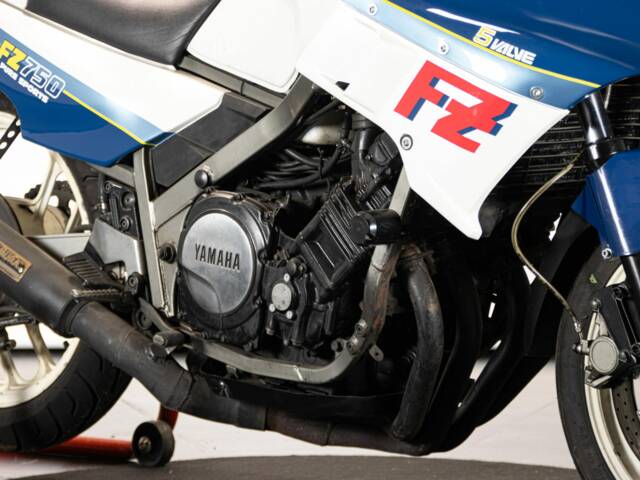 Yamaha FZ 750