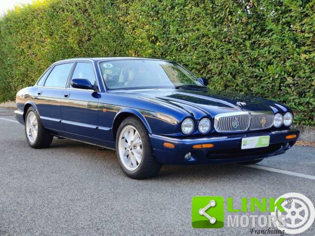 Image 1/10 de Jaguar XJ 8 4.0 Executive (1998)