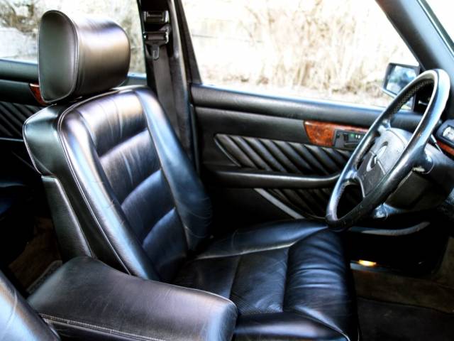 Mercedes-Benz 560 SEL
