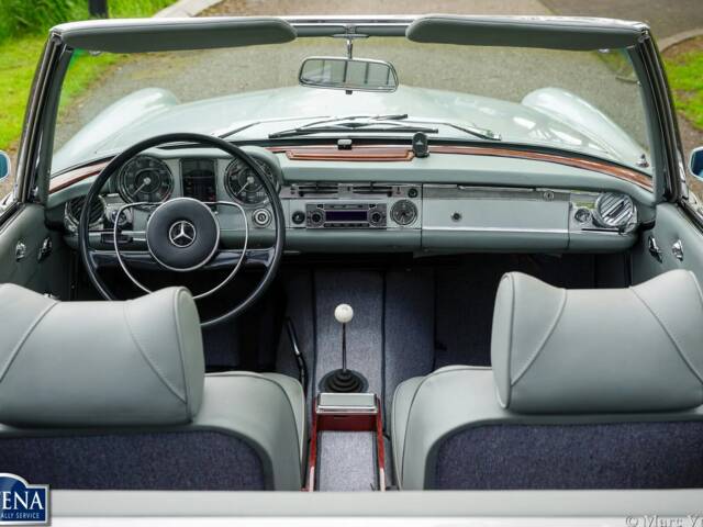 Mercedes-Benz 230 SL