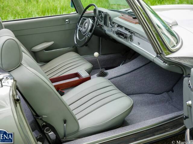 Mercedes-Benz 230 SL