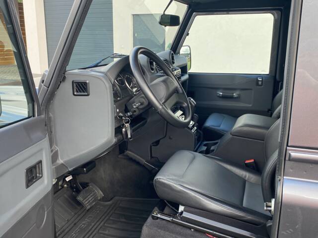 Land Rover Defender 90 Works V8 "70th Edition"
