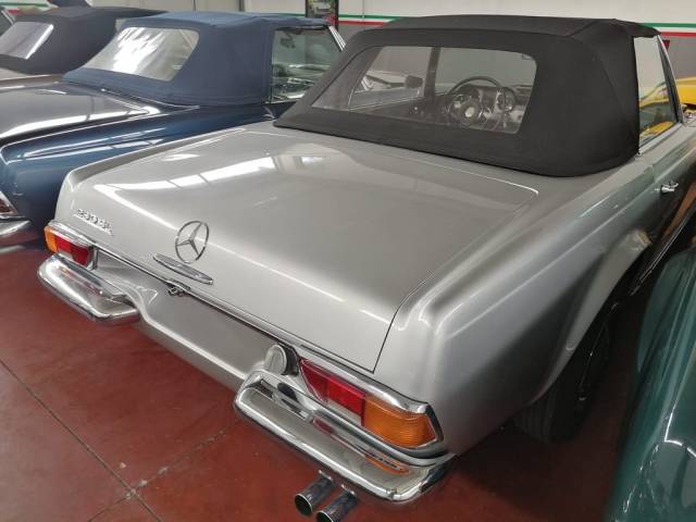 Mercedes-Benz 230 SL