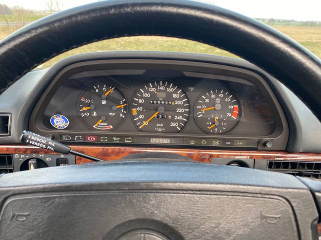 Mercedes-Benz 560 SEC - Schöner, ruhiger Leerlauf, alles funktioniert.