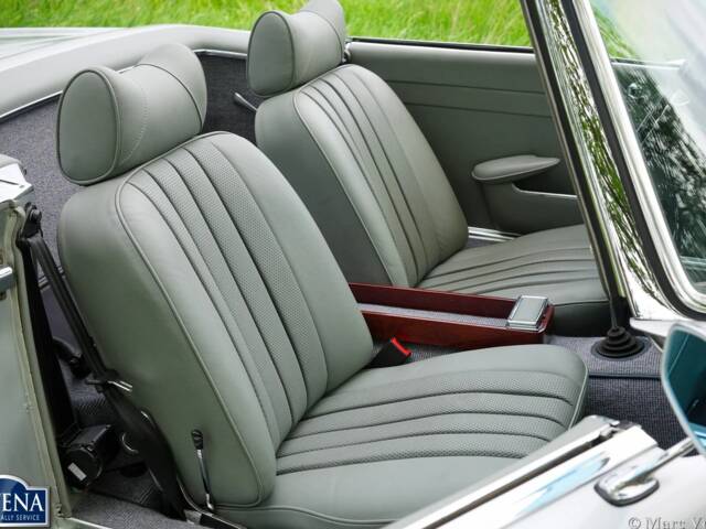 Mercedes-Benz 230 SL