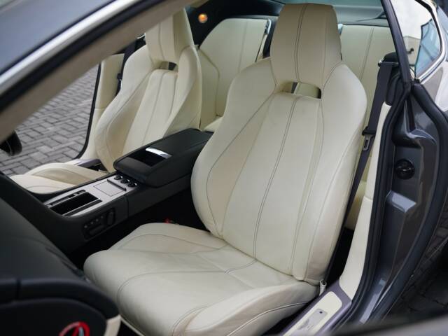 Aston Martin DB 9