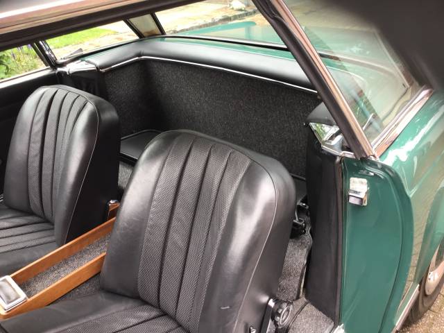 Mercedes-Benz 230 SL