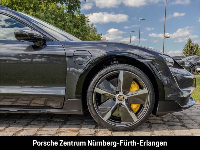 Porsche Taycan Turbo S Cross Turismo