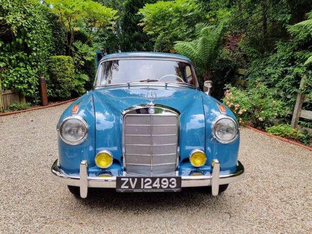 Mercedes-Benz 220 SE