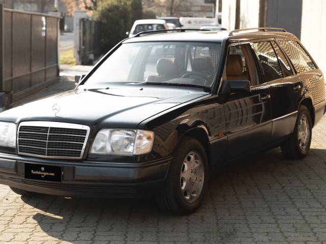 Image 1/32 de Mercedes-Benz E 320 T (1993)