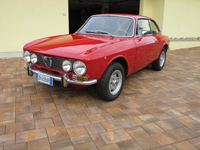 Image 1/24 de Alfa Romeo 2000 GT Veloce (1972)