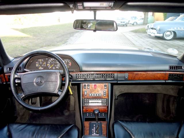 Mercedes-Benz 560 SEL