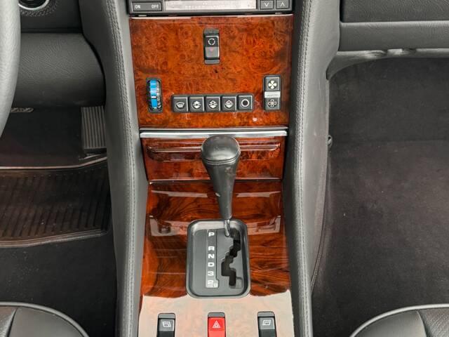 Mercedes-Benz 560 SL