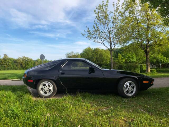 Porsche 928