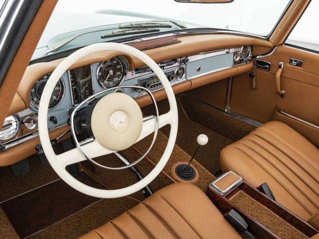 Mercedes-Benz 280 SL