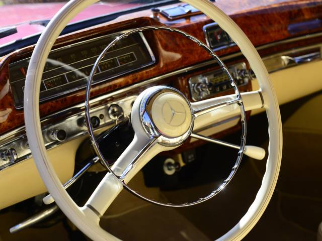 Mercedes-Benz 220 S Cabriolet