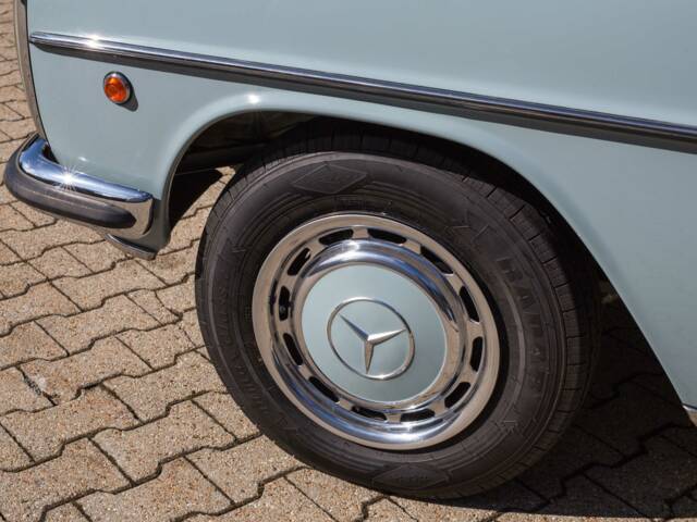 Mercedes-Benz 220