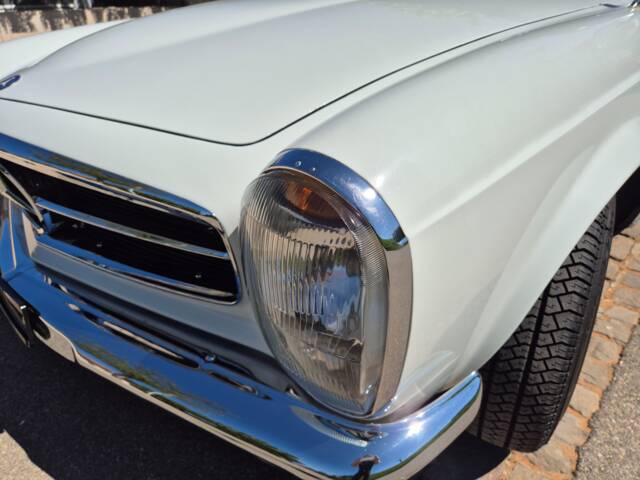 Mercedes-Benz 230 SL
