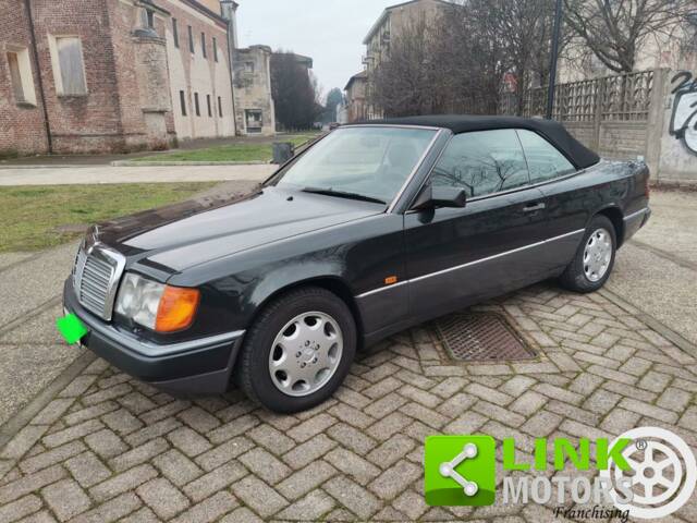 Immagine 1/10 di Mercedes-Benz 300 CE (1993)