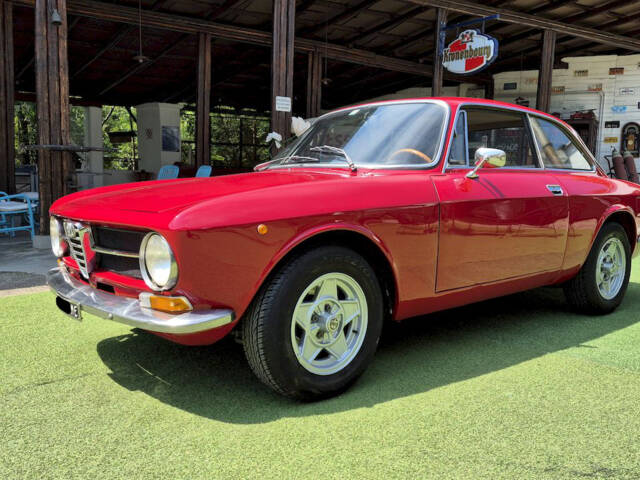Immagine 1/50 di Alfa Romeo Giulia GT 1300 Junior (1971)