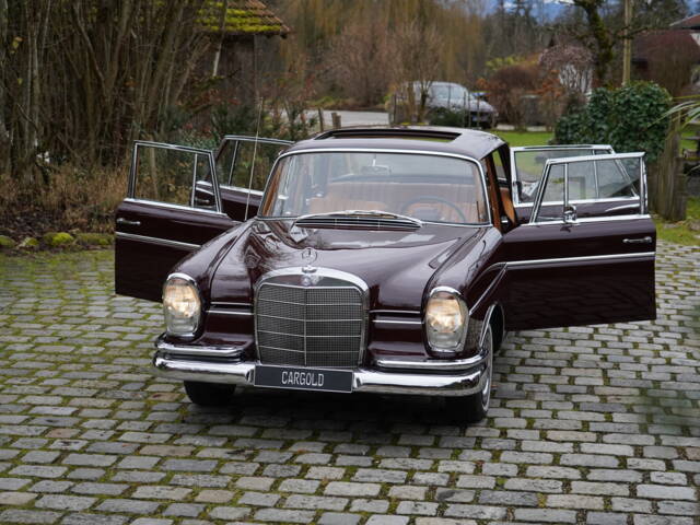 Mercedes-Benz 300 SE