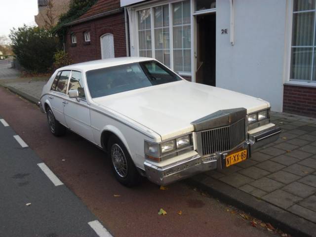 Imagen 1/4 de Cadillac Seville Sedan 4.1L (1984)