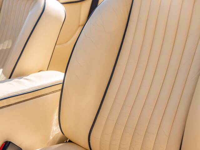 Aston Martin V8 Vantage Volante