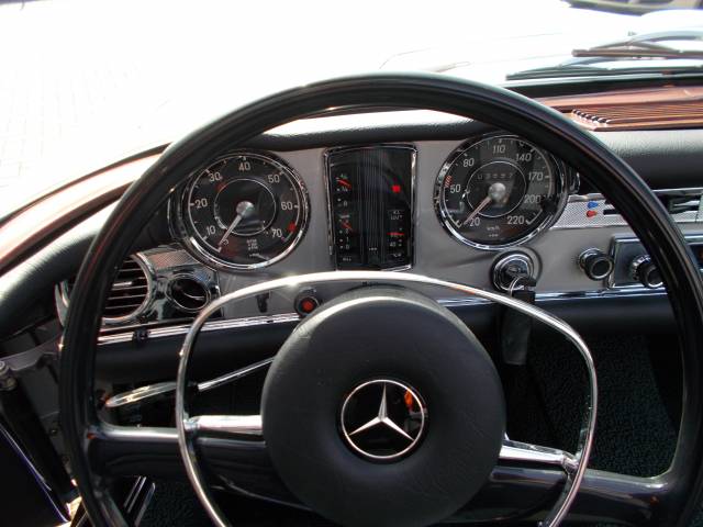 Mercedes-Benz 280 SL