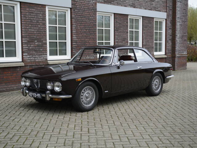 Image 1/22 de Alfa Romeo 2000 GT Veloce (1974)