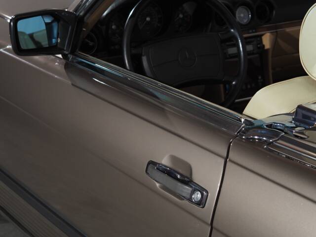 Mercedes-Benz 560 SL