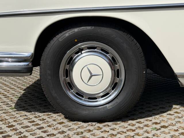 Mercedes-Benz 280 SE