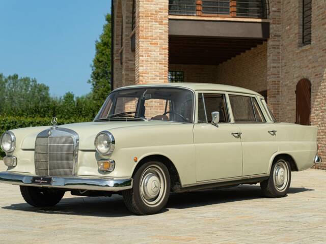 Image 1/50 of Mercedes-Benz 200 (1966)