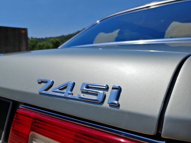 BMW 745i