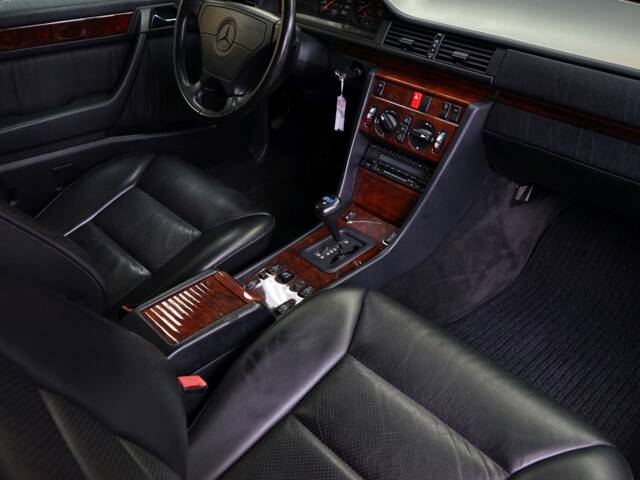 Mercedes-Benz E 320