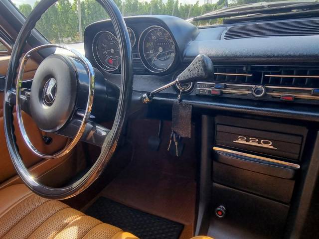 Mercedes-Benz 220