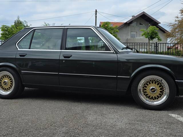 Image 1/11 of BMW 525i (1983)