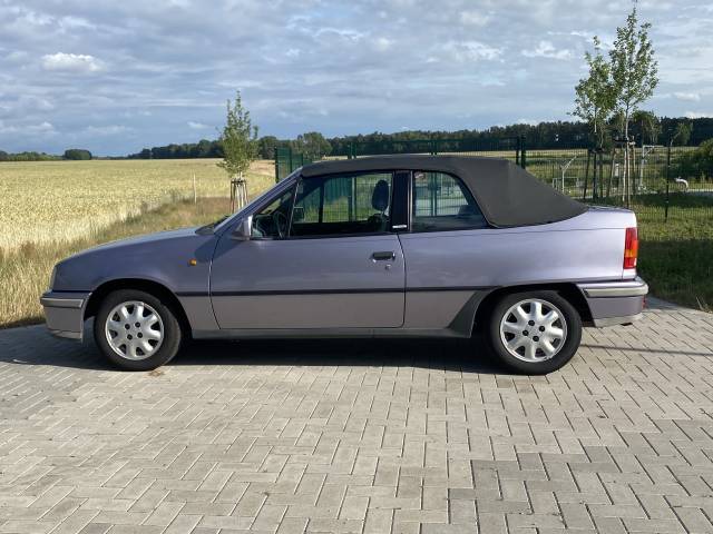 Opel Kadett 1,6i - Geschlossen ebenfalls eine tolle Figur - das von Bertone gebaute Cabrio.