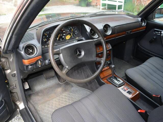 Mercedes-Benz 230 CE