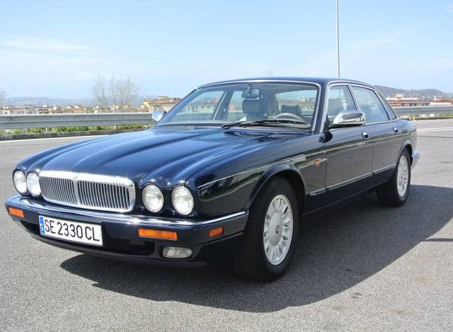 Image 1/7 of Daimler Double Six (1995)