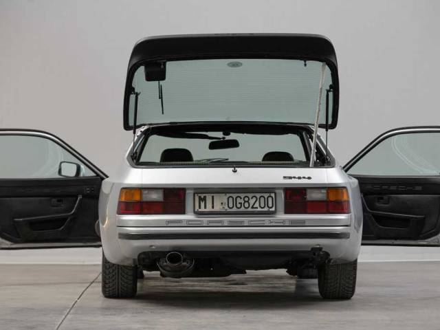 Porsche 944