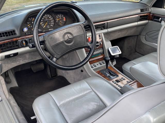 Mercedes-Benz 560 SEC - ...einfach schön und sogar mit Doppelairbag.