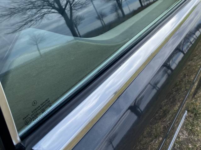 Mercedes-Benz 560 SEC - Auch an den Seitenfenstern - Chrom, Gummi, etc. - alles in wirklich schönem Zustand.