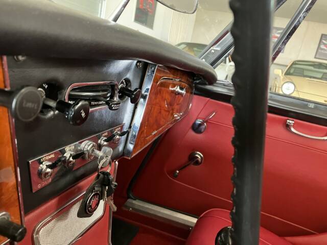 Austin-Healey 3000 Mk III (BJ8)