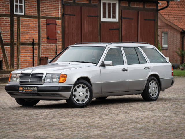 Imagen 1/59 de Mercedes-Benz 220 TE (1993)